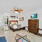 Downtown Hawaiian Paradise Condo With Hot Tub, Pool & Beach - Kona Islander Inn