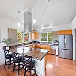 Central Oceanview Modern Cozy 3 Bed House