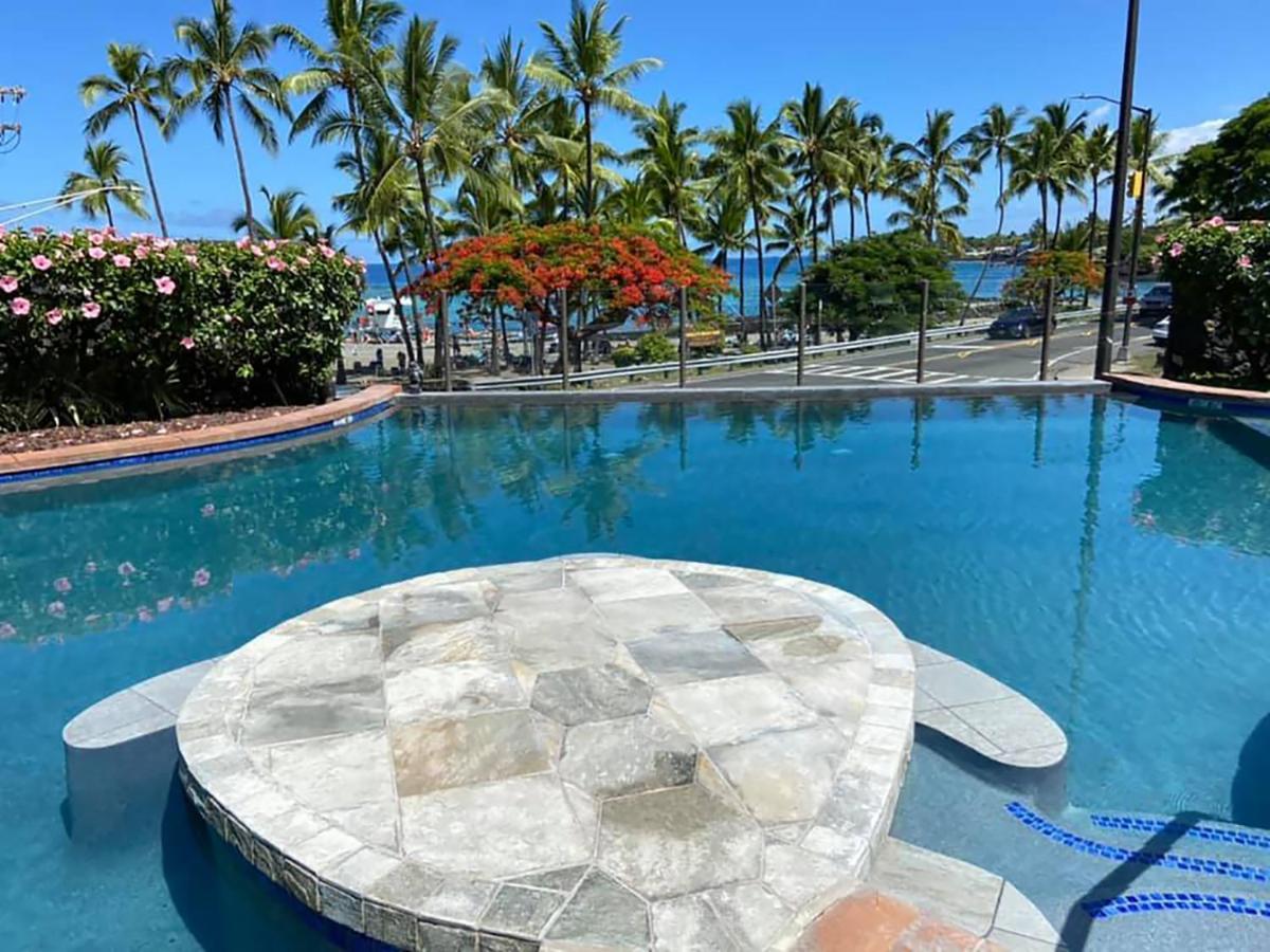 At Kahalu'u * Kailua-Kona