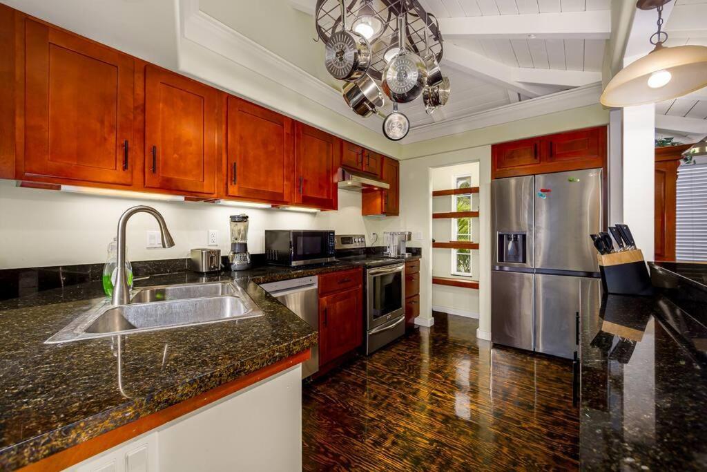 Kona Penthouse 2 Bedroom, Relax And Unwind Aloha Style Apartment Kailua-Kona