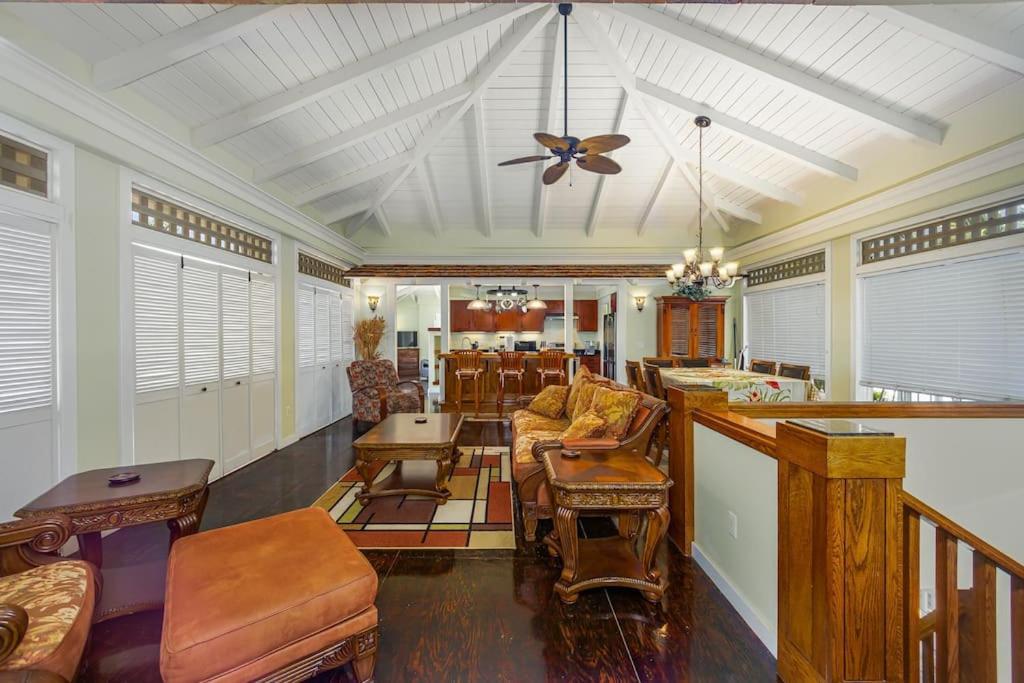Kona Penthouse 2 Bedroom, Relax And Unwind Aloha Style Apartment