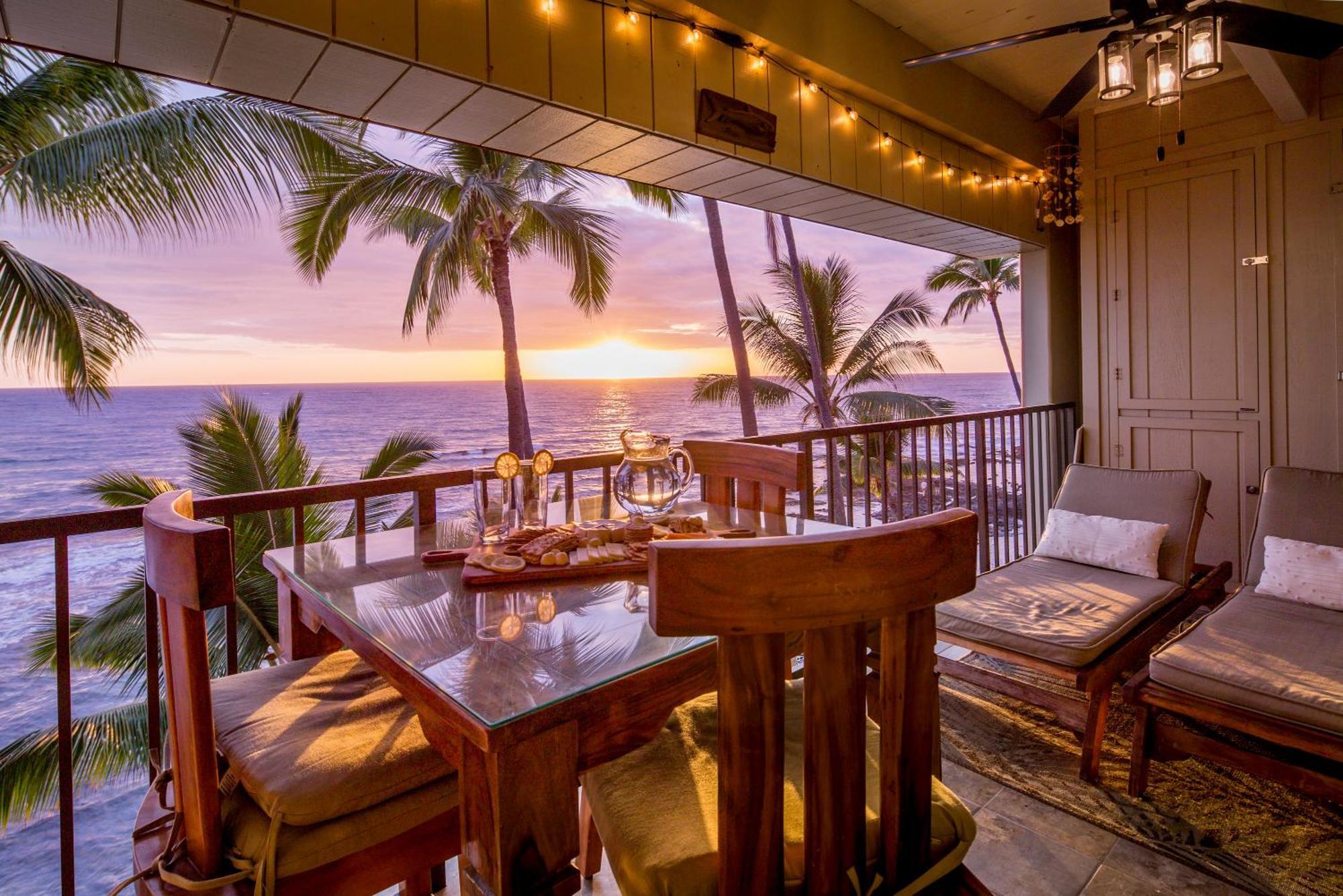 Apartment Ocean-front Penthouse, Sunsets, Whales, Surfers! Newly Remodeled! Kailua-Kona