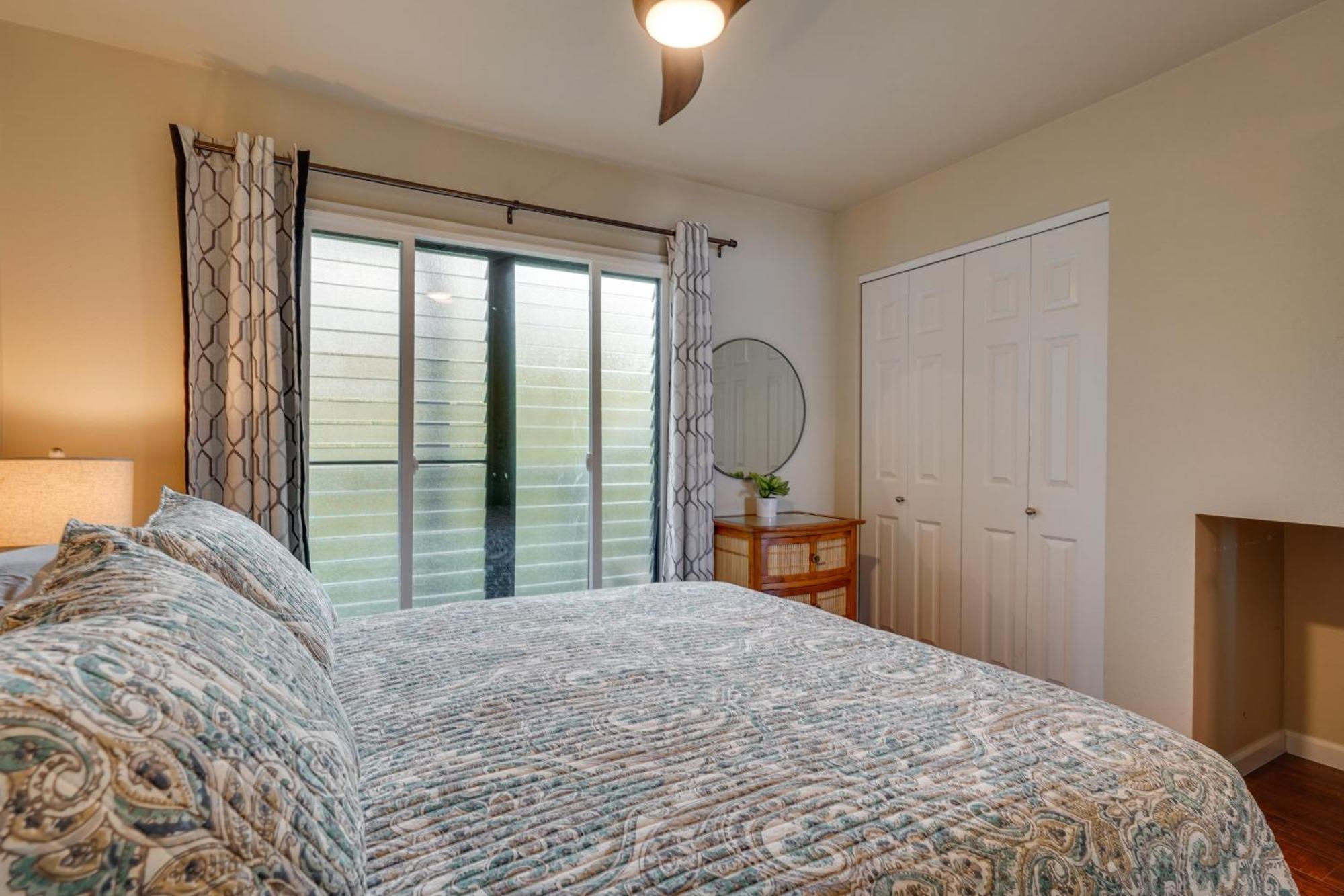 Coastal With Lanai And Pool! Apartment