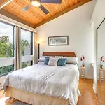 Downtown Kailua-Kona Condo With Pool And Views