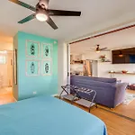 Kailua-Kona Condo With Balcony Walk To The Beach!