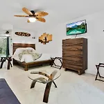 Downtown Hawaiian Theme Condo With Hot Tub, Pool & Beach - Kona Islander Inn