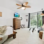 Downtown Hawaiian Theme Condo With Hot Tub, Pool & Beach - Kona Islander Inn