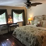Hale Maluhia Country Inn