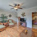 Downtown Air Conditioned Condo Walk To Beaches