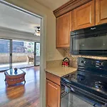 Downtown Air Conditioned Condo Walk To Beaches