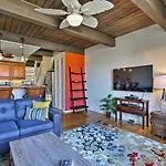 Kona Condo With View, Walk To Beach And Restaurants