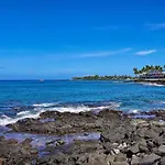 Kona Condo With View, Walk To Beach And Restaurants