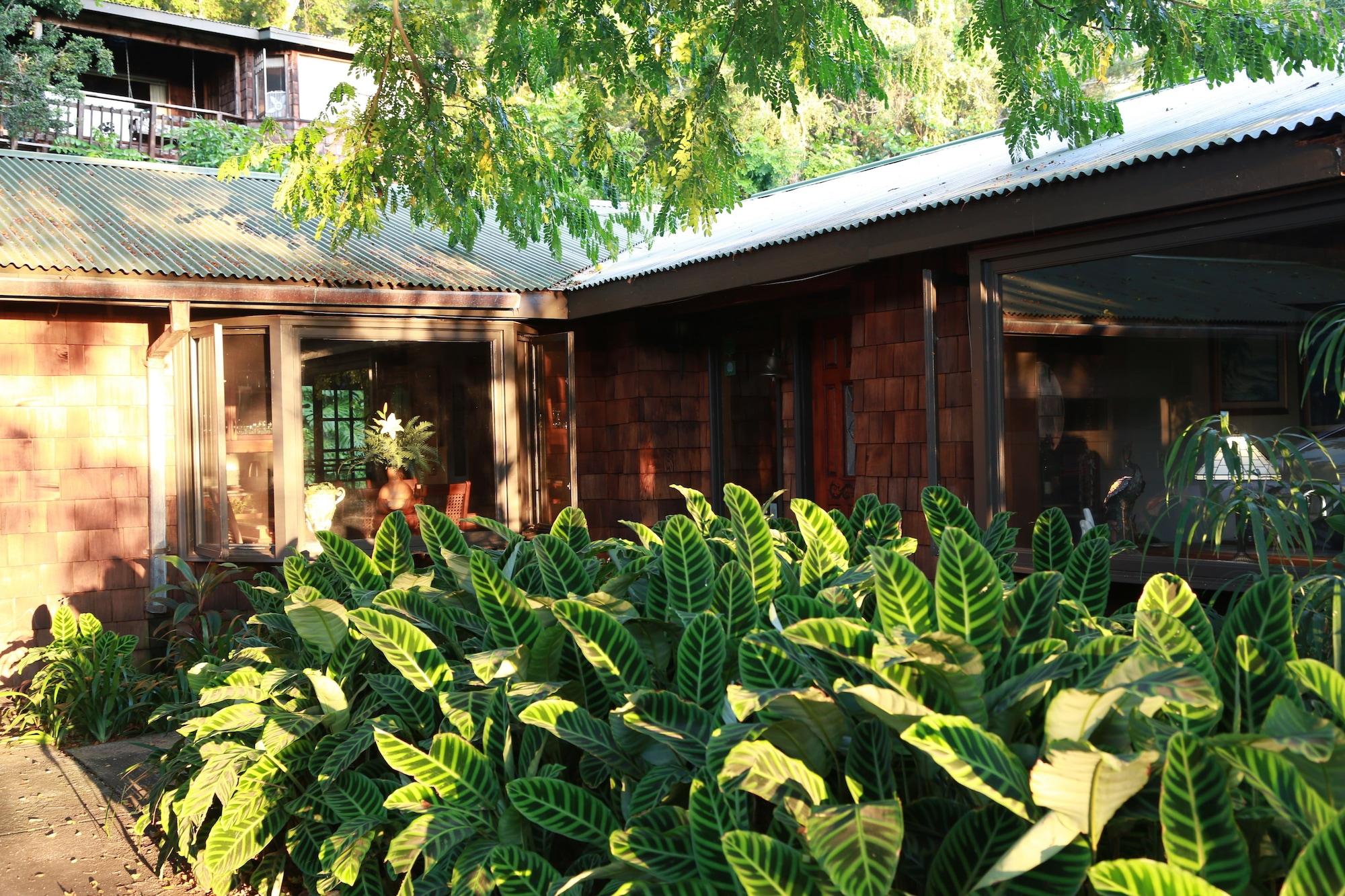 Inn Hale Maluhia Country