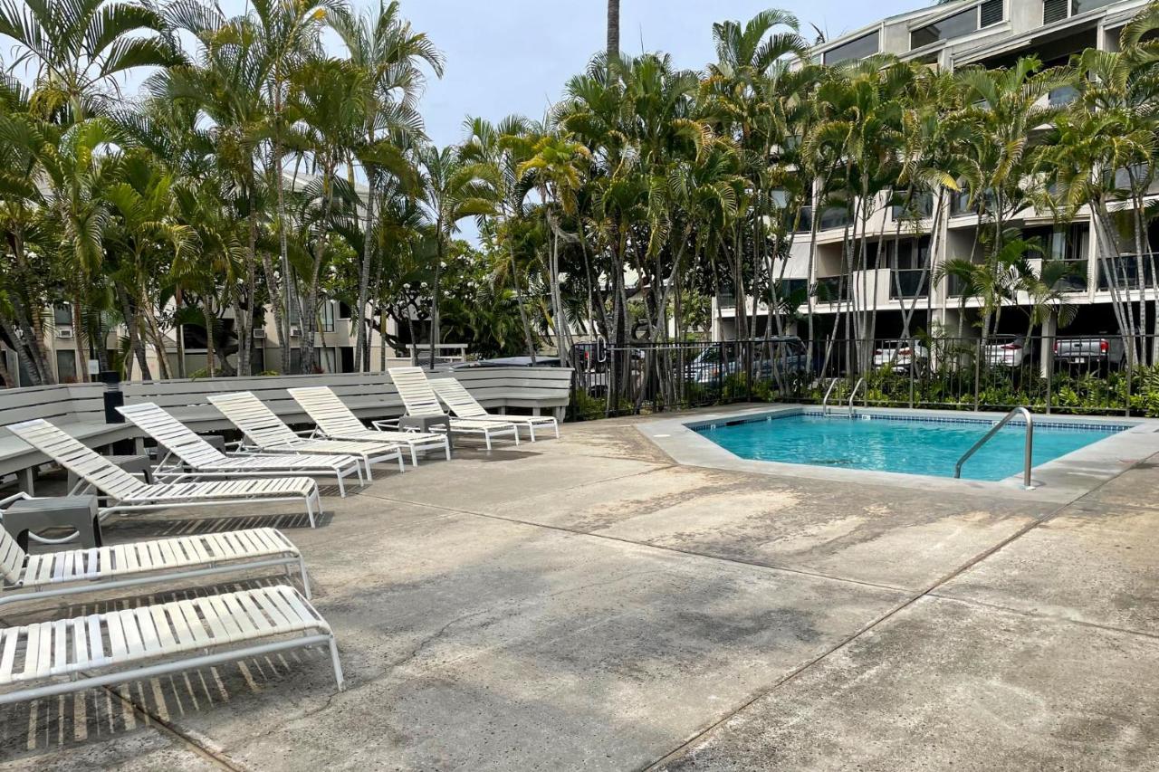 With Lanai, Walk To And Pier! Apartment