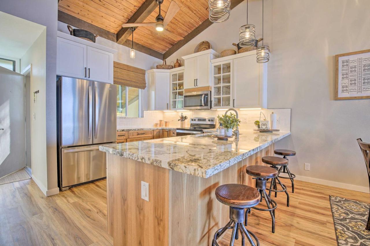 Airy Oceanfront Gem With Community Pool Kailua-Kona