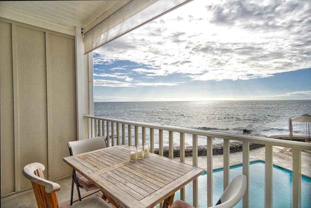 Oceanfront & Walking Distance To And Town- Hale Kona Kai 207 By Casago Kona