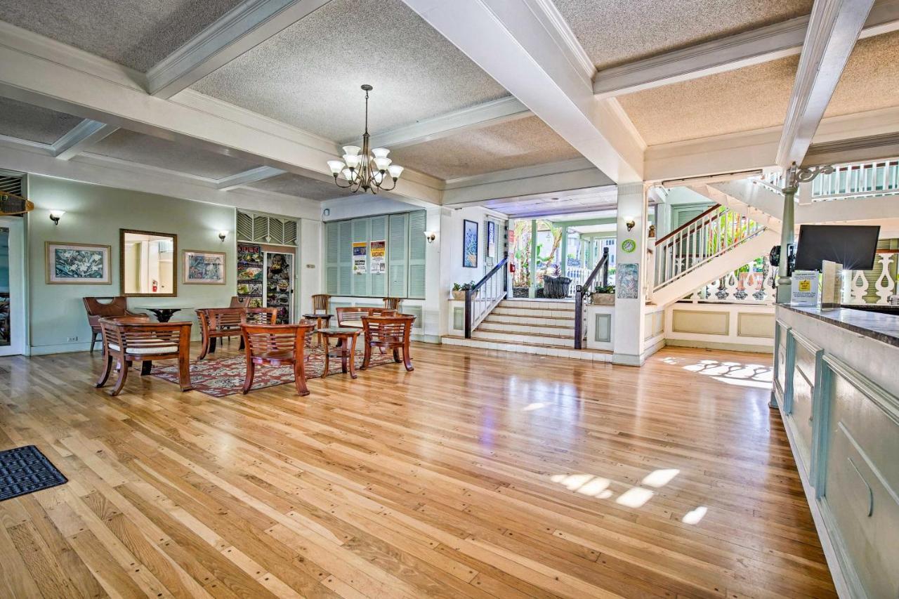 Apartment Downtown Escape Steps To Ocean!