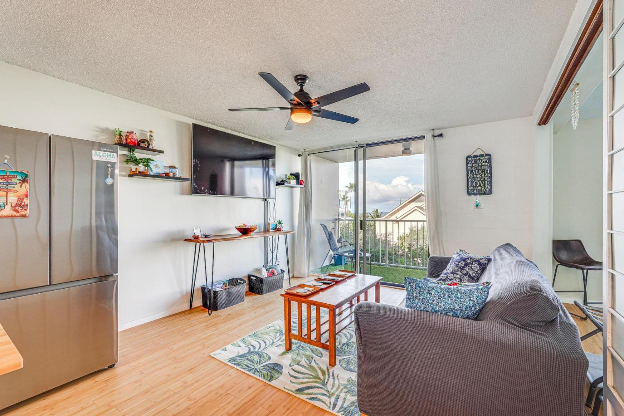 With Balcony Walk To The Beach! Apartment
