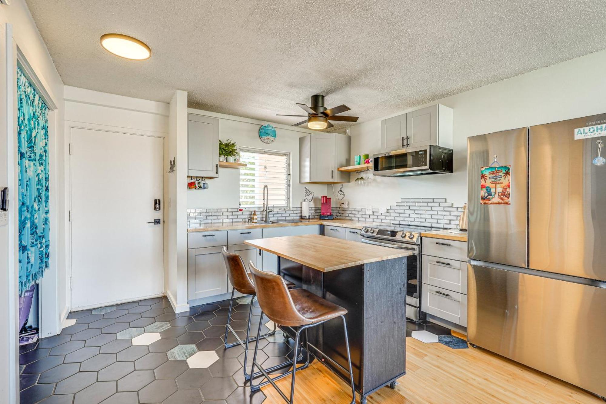 Apartment With Balcony Walk To The Beach!