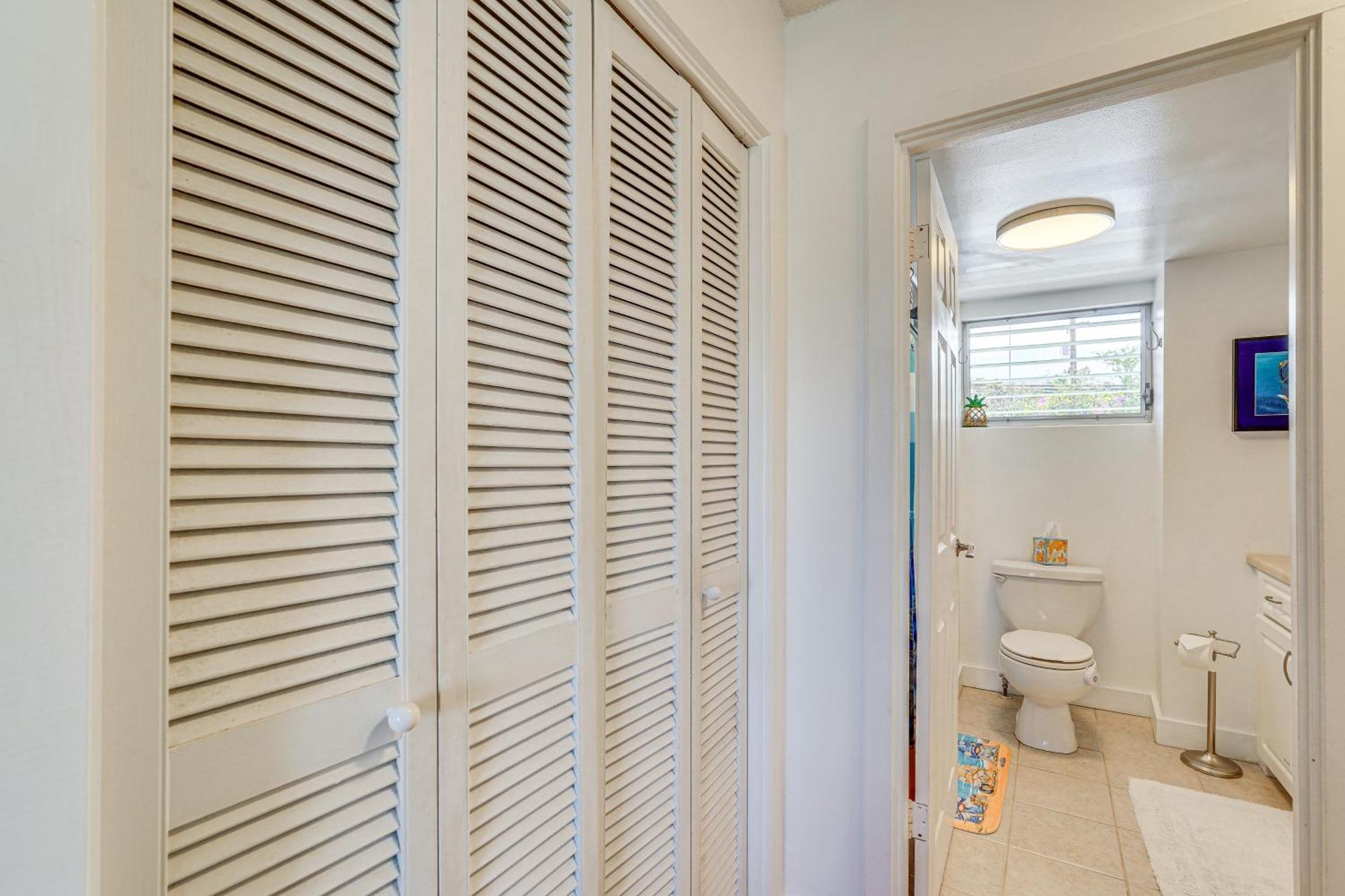 With Balcony Walk To The Beach! Kailua-Kona
