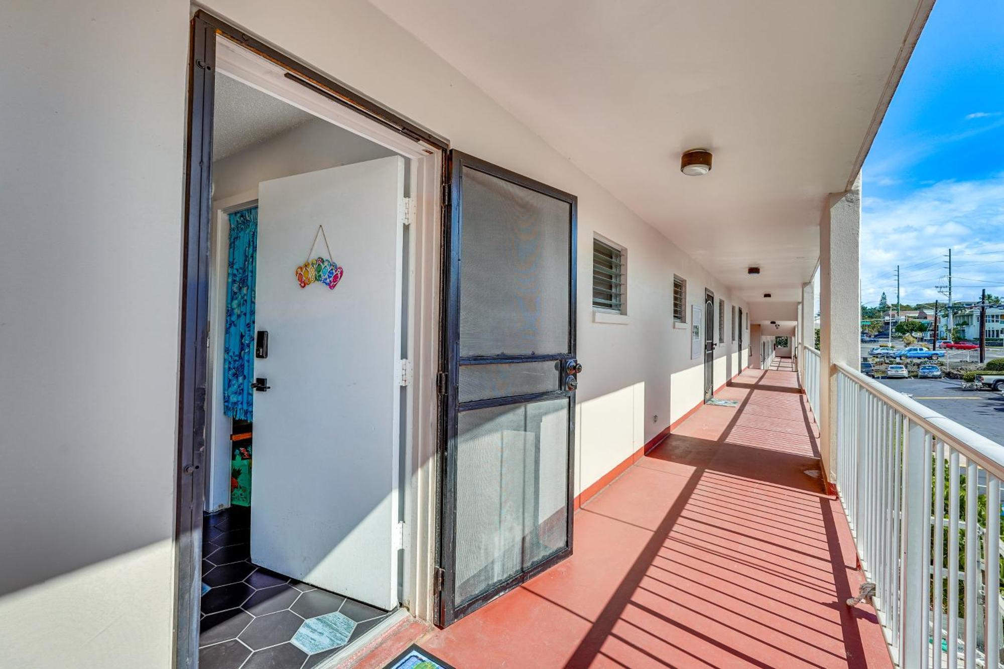 Apartment With Balcony Walk To The Beach!