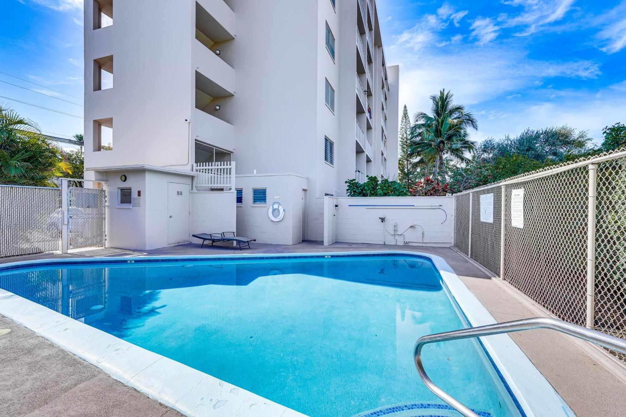 With Balcony Walk To The Beach! Apartment