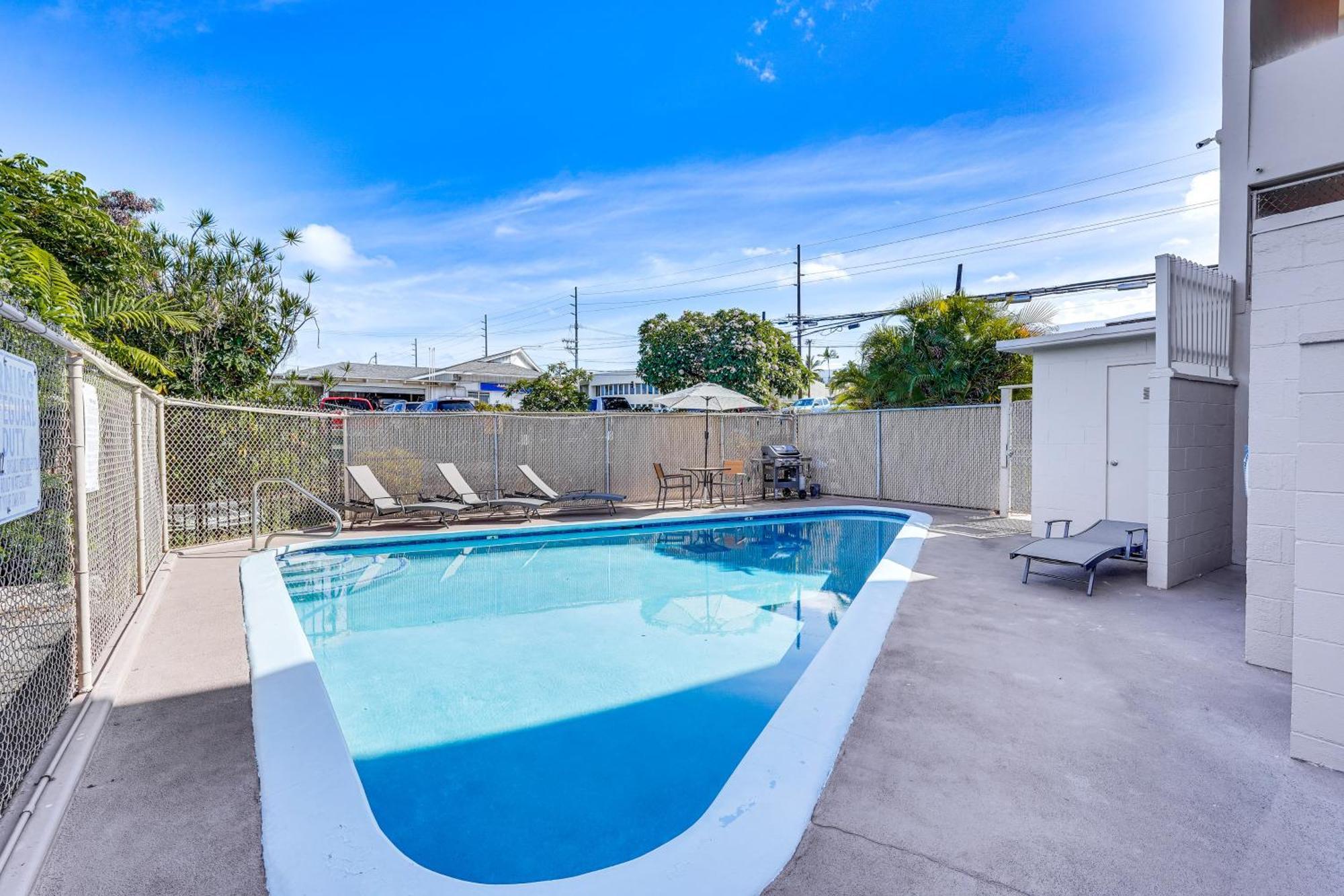 Apartment With Balcony Walk To The Beach! Kailua-Kona