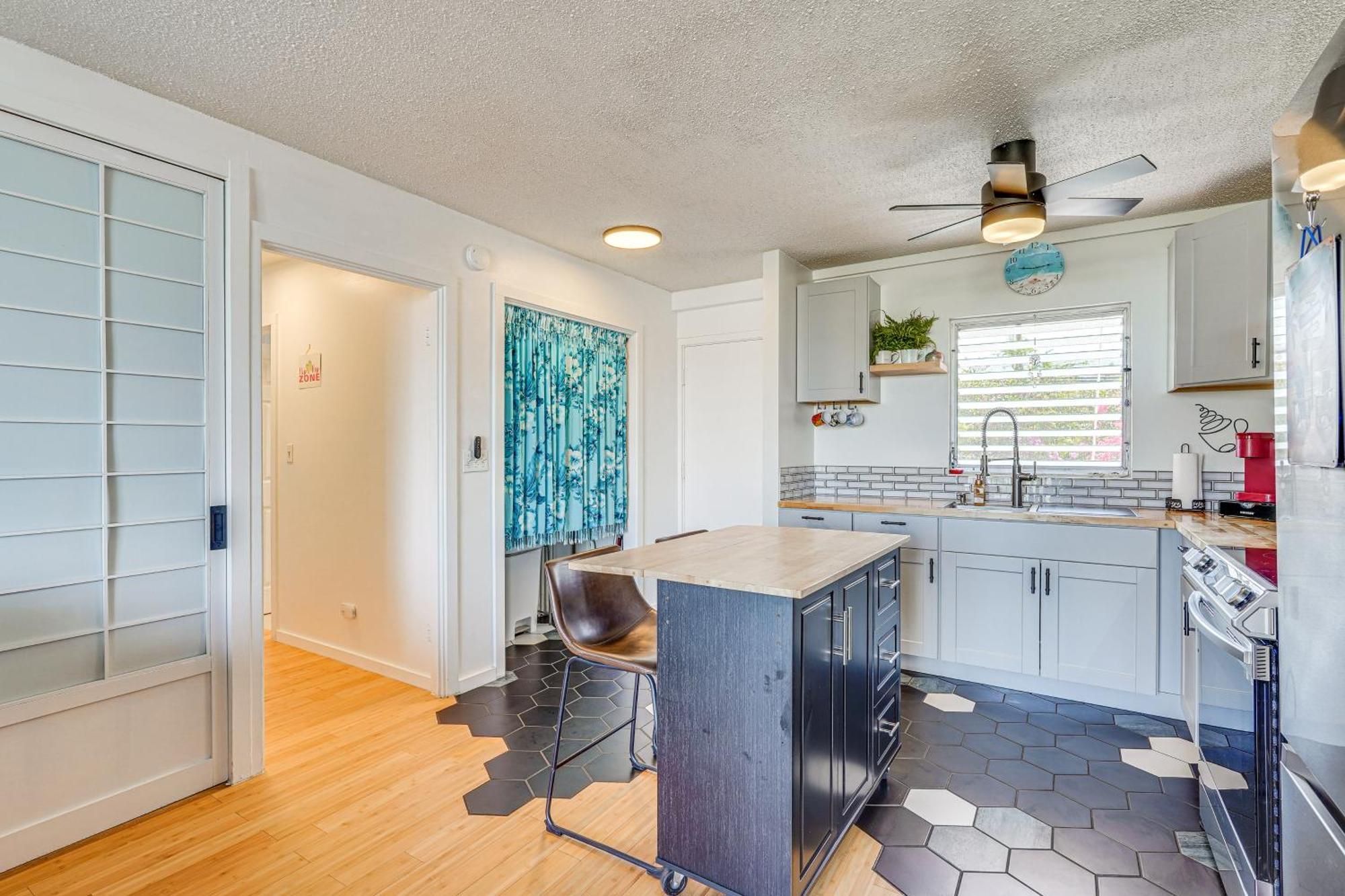With Balcony Walk To The Beach! Apartment Kailua-Kona