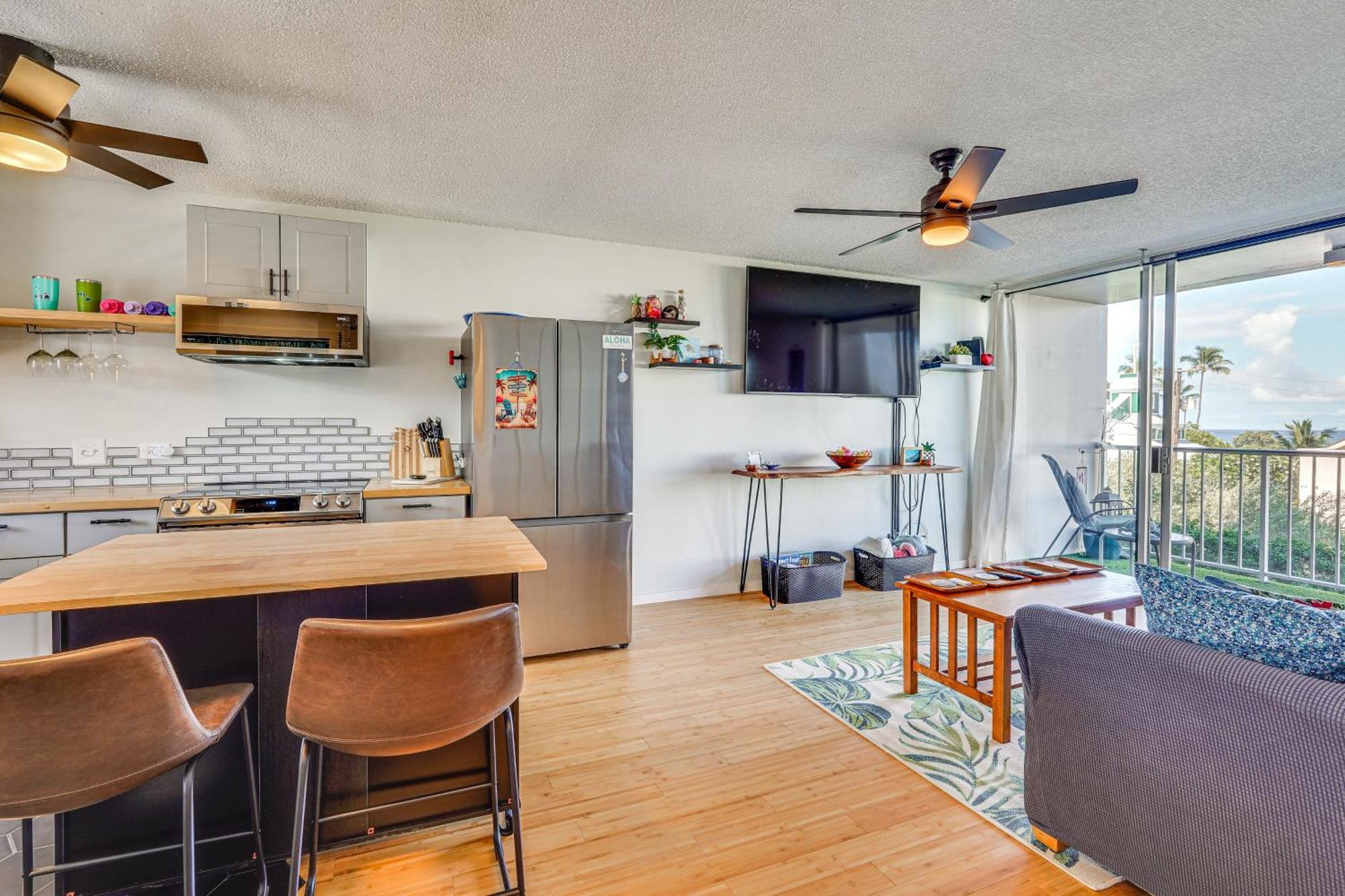 With Balcony Walk To The Beach! * Kailua-Kona