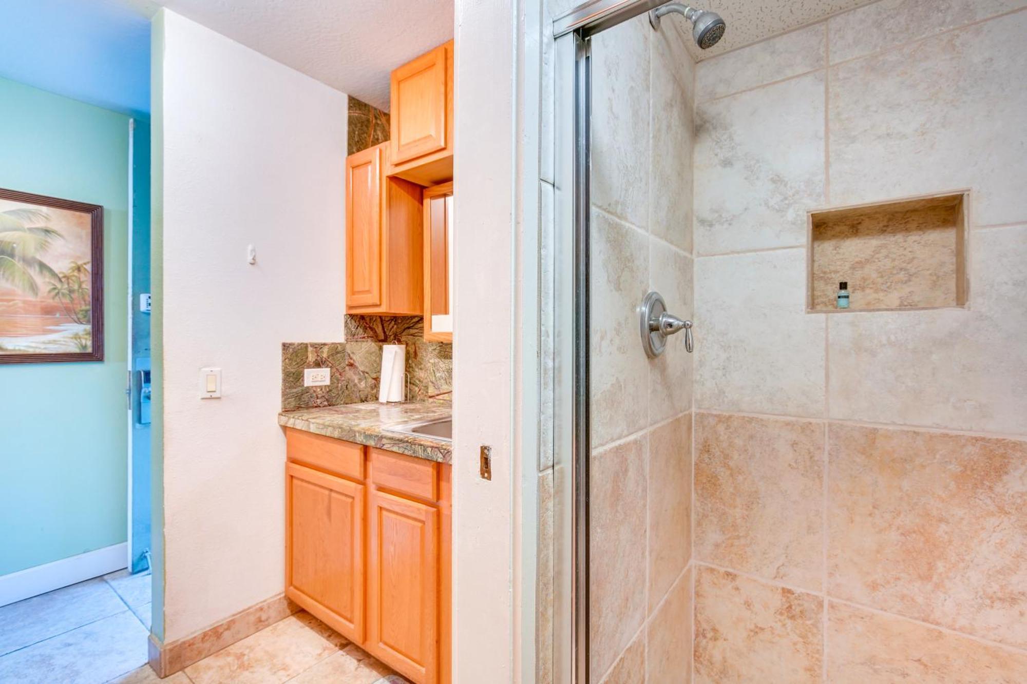 Apartment Downtown Escape Steps To Ocean! *