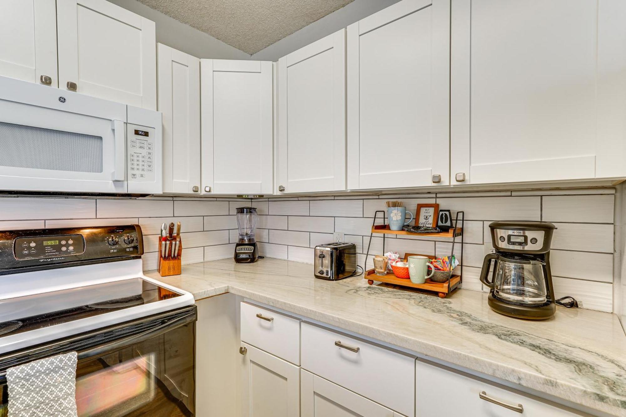 Apartment Vacation With Pool Access!