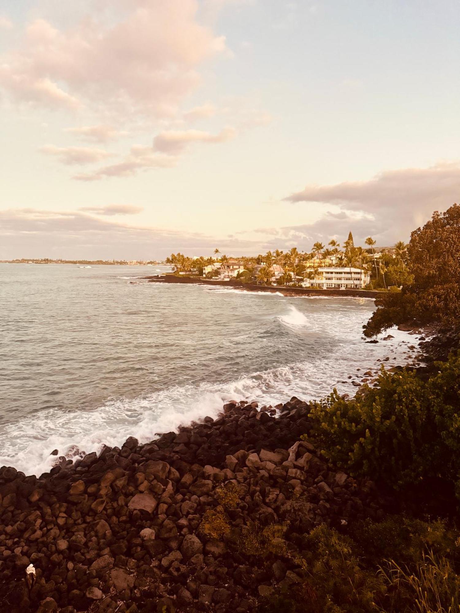 Ocean Echoes: Kona's Oceanfront Family Oasis *