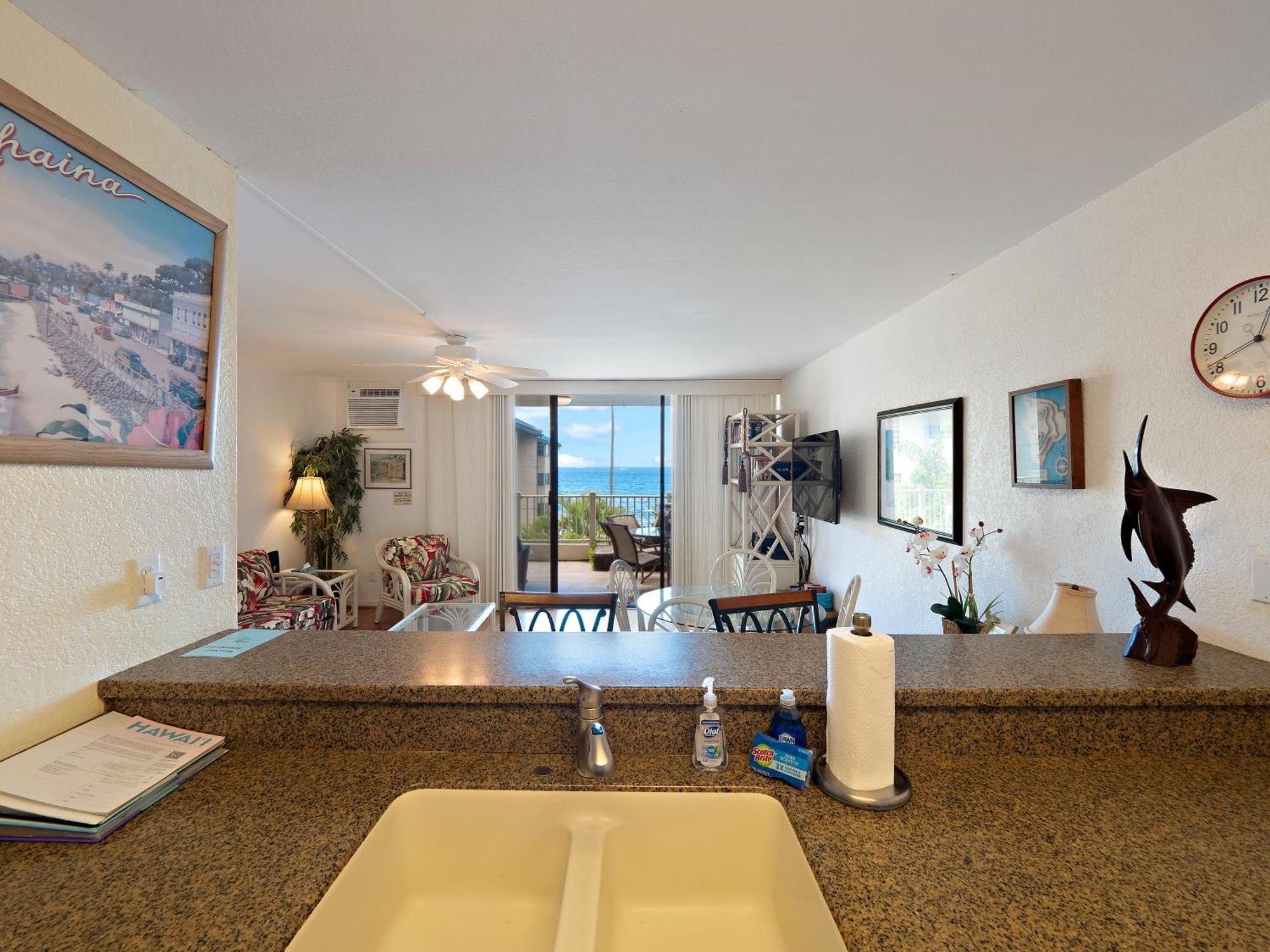 Kona Reef F2 - Charming Oceanfront For 4 Kailua-Kona