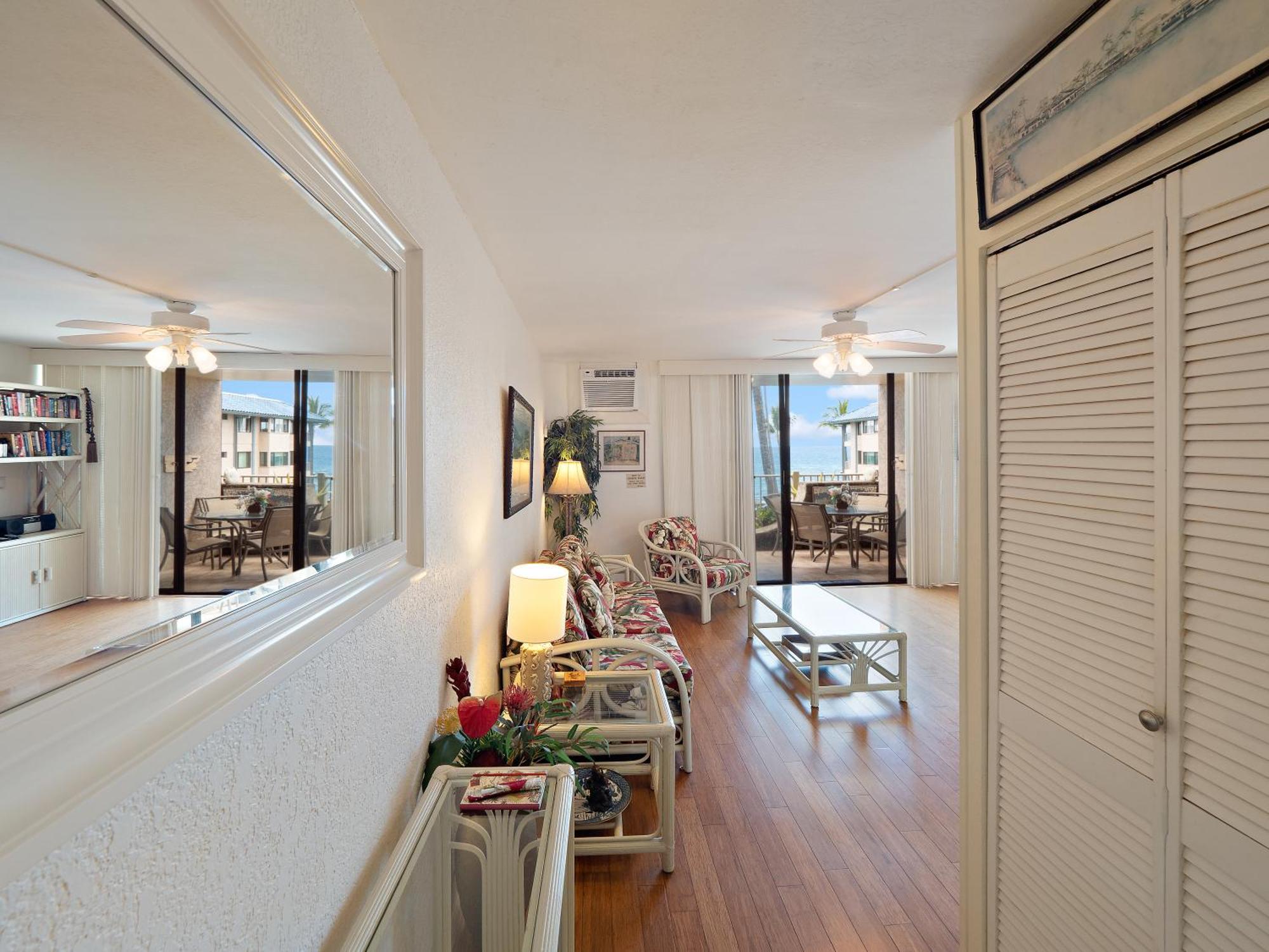 Kona Reef F2 - Charming Oceanfront For 4 Holiday home