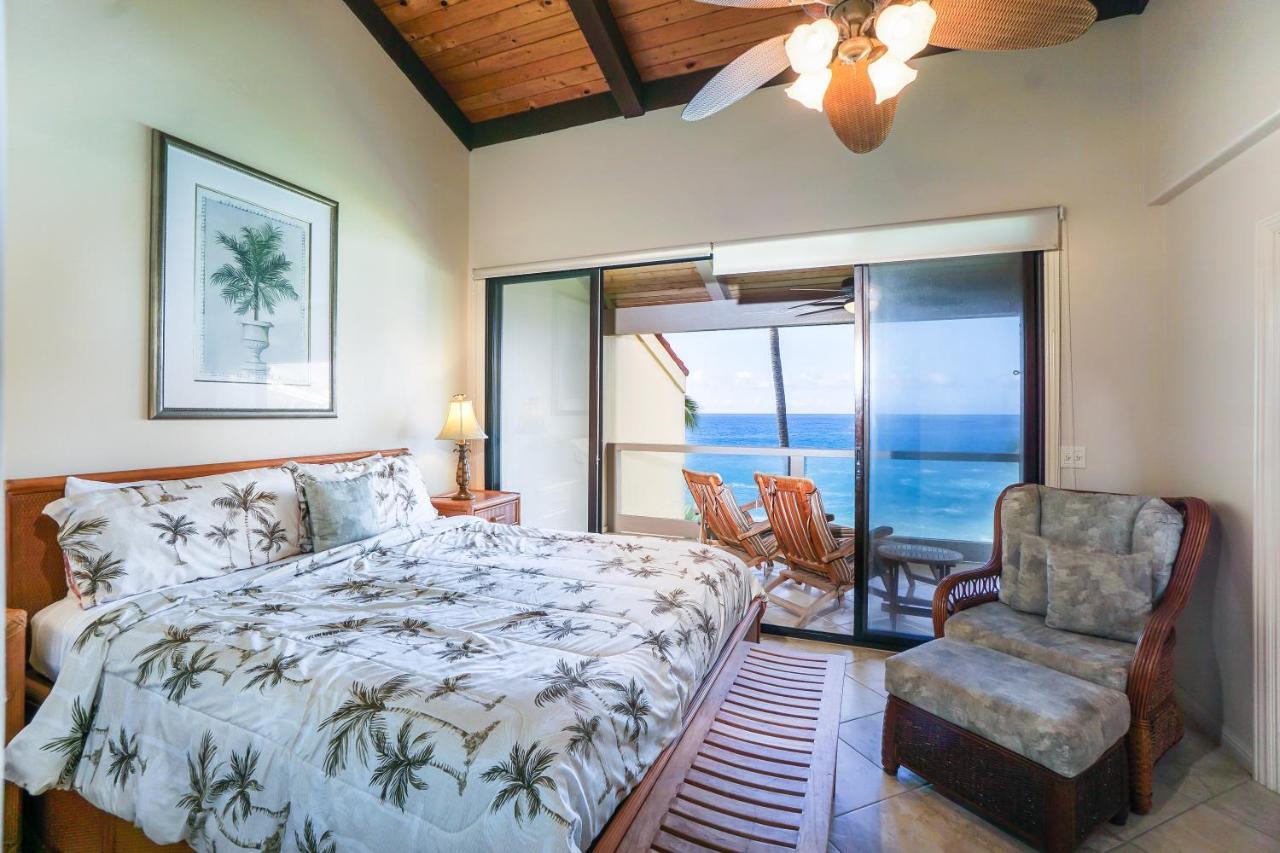 Luxurious 3 Bedroom / 2 Ba Direct Oceanfront Holiday home