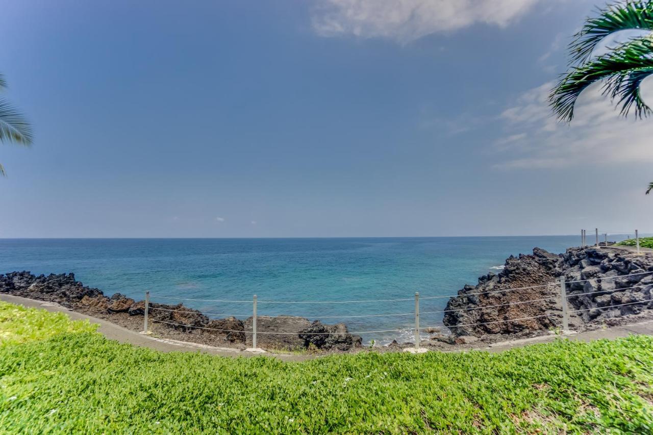 Luxurious 3 Bedroom / 2 Ba Direct Oceanfront Holiday home