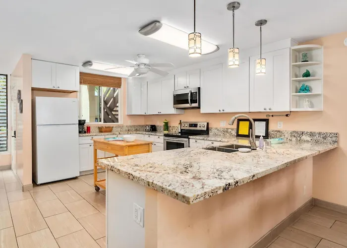 Big Island Keauhou Surf & Racquet 4-103 Condo