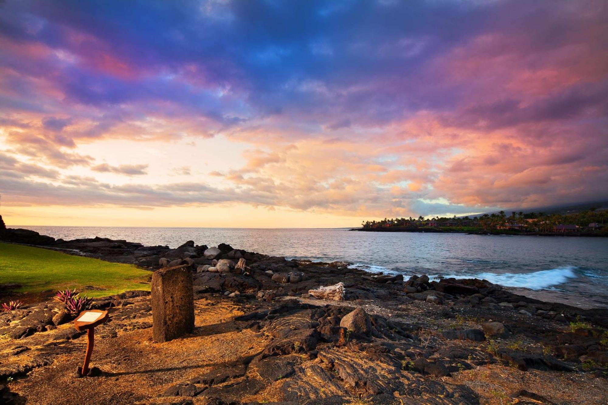 Outrigger Kona And Resort