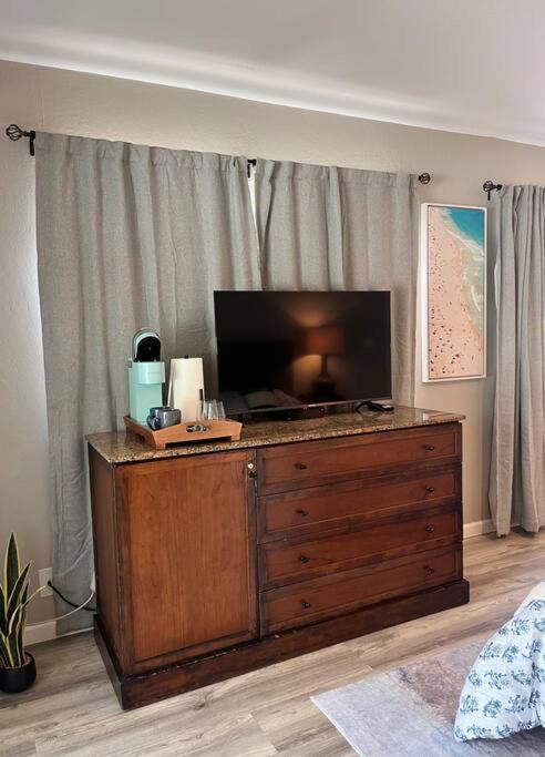 Unit A Kaiupoho - Island Elegance: Prime Spot Apartment