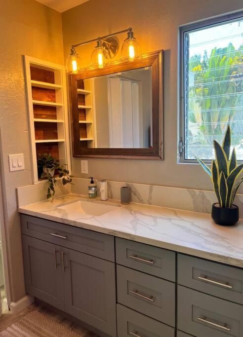 Unit A Kaiupoho - Island Elegance: Prime Spot Apartment