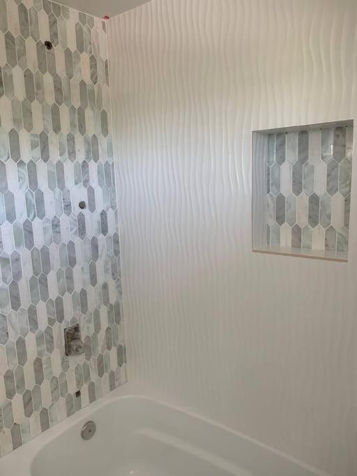 Unit A Kaiupoho - Island Elegance: Prime Spot Apartment *