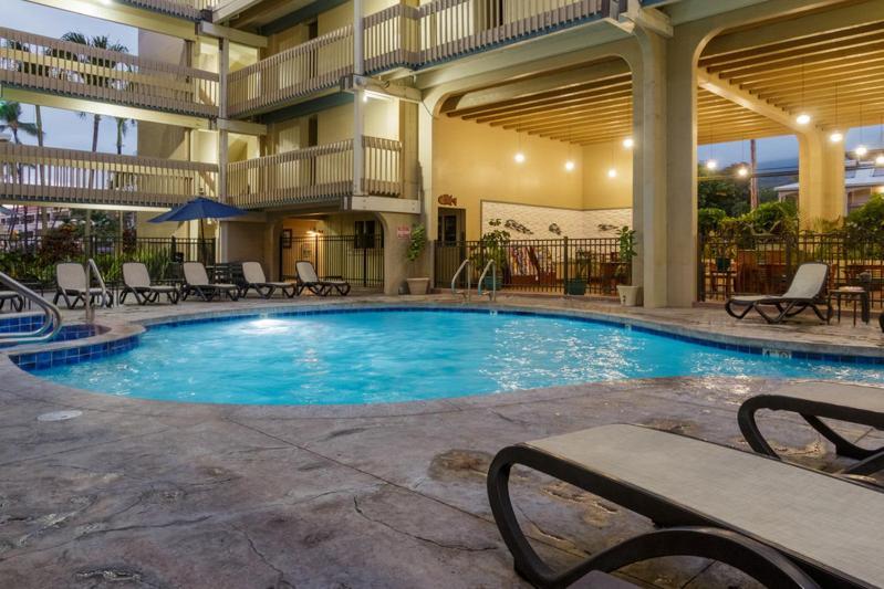 Apartment Ocean-front Penthouse, Sunsets, Whales, Surfers! Newly Remodeled! Kailua-Kona