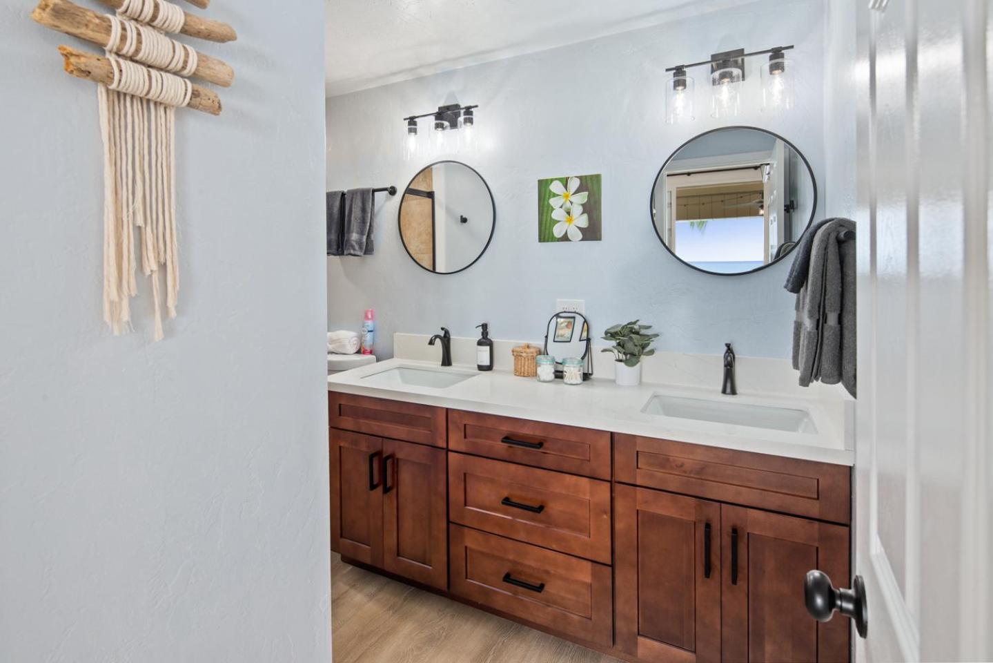 Apartment Ocean-front Penthouse, Sunsets, Whales, Surfers! Newly Remodeled!
