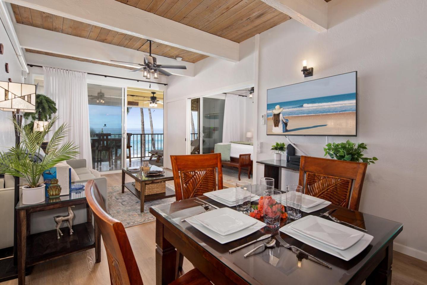 Ocean-front Penthouse, Sunsets, Whales, Surfers! Newly Remodeled! Kailua-Kona