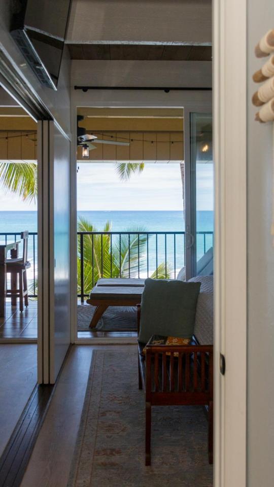 Ocean-front Penthouse, Sunsets, Whales, Surfers! Newly Remodeled! Apartment Kailua-Kona