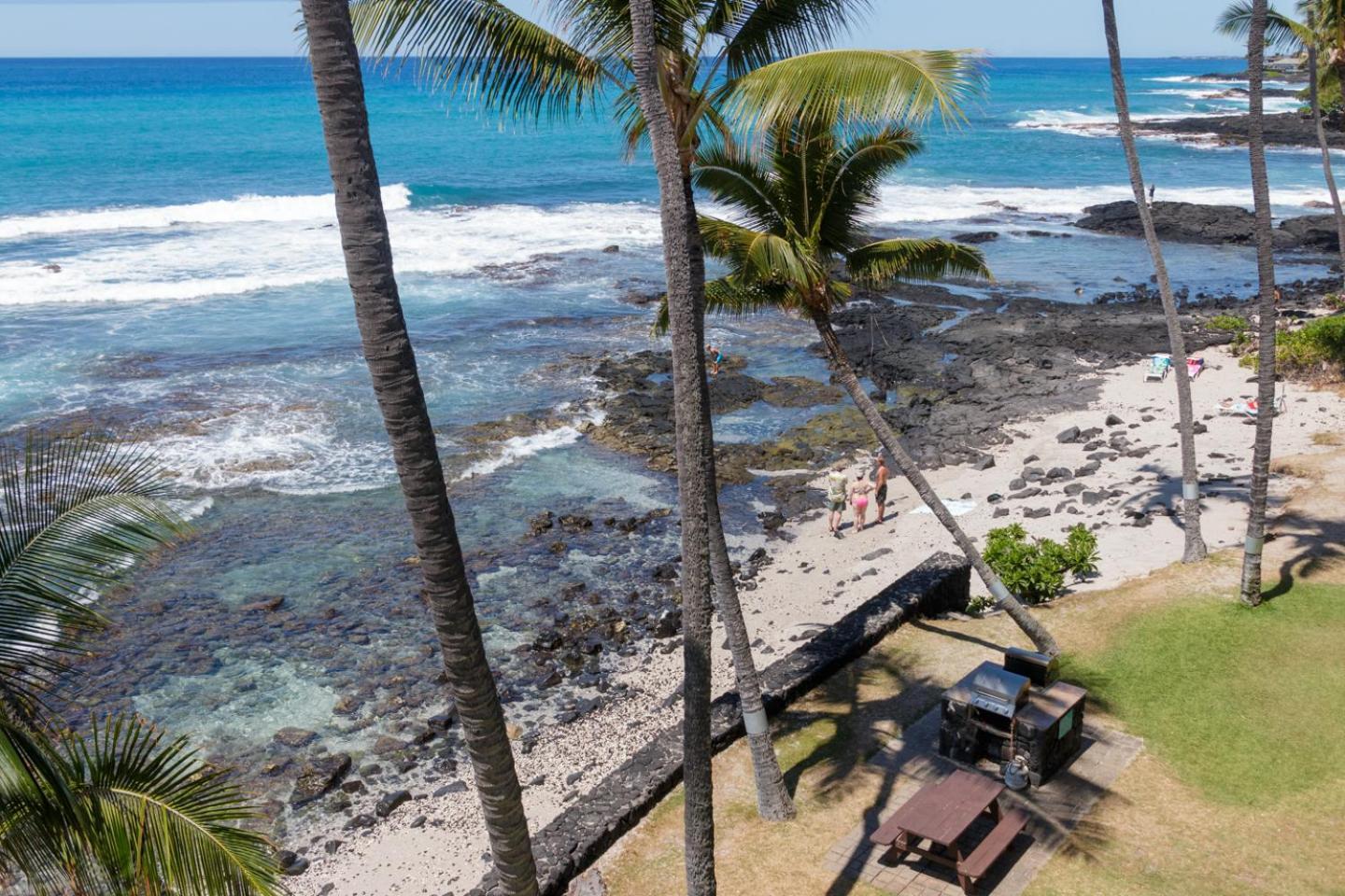 Apartment Ocean-front Penthouse, Sunsets, Whales, Surfers! Newly Remodeled! Kailua-Kona