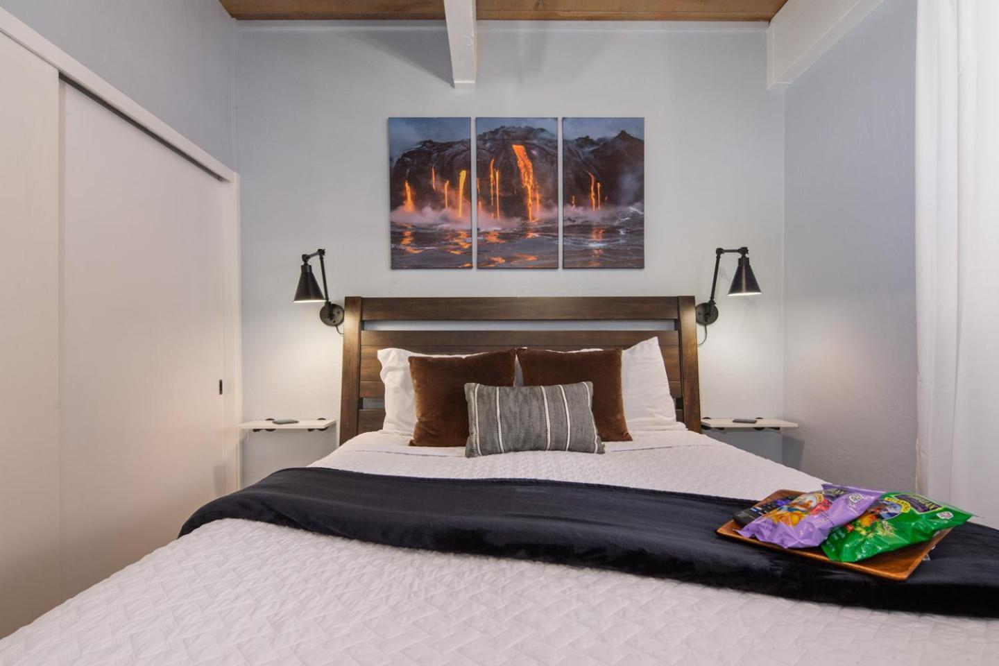 Ocean-front Penthouse, Sunsets, Whales, Surfers! Newly Remodeled! Apartment *