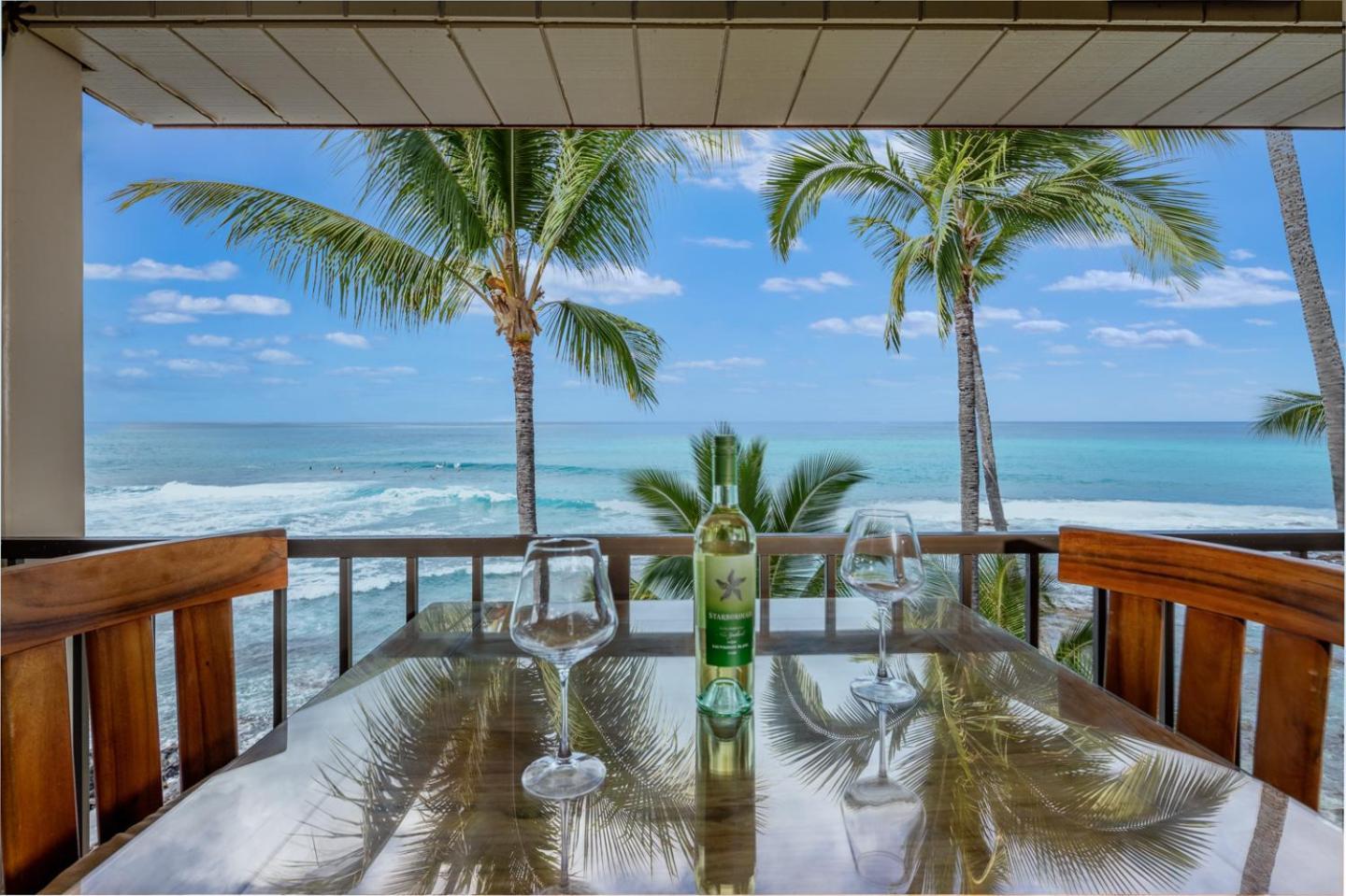 Ocean-front Penthouse, Sunsets, Whales, Surfers! Newly Remodeled! Apartment Kailua-Kona