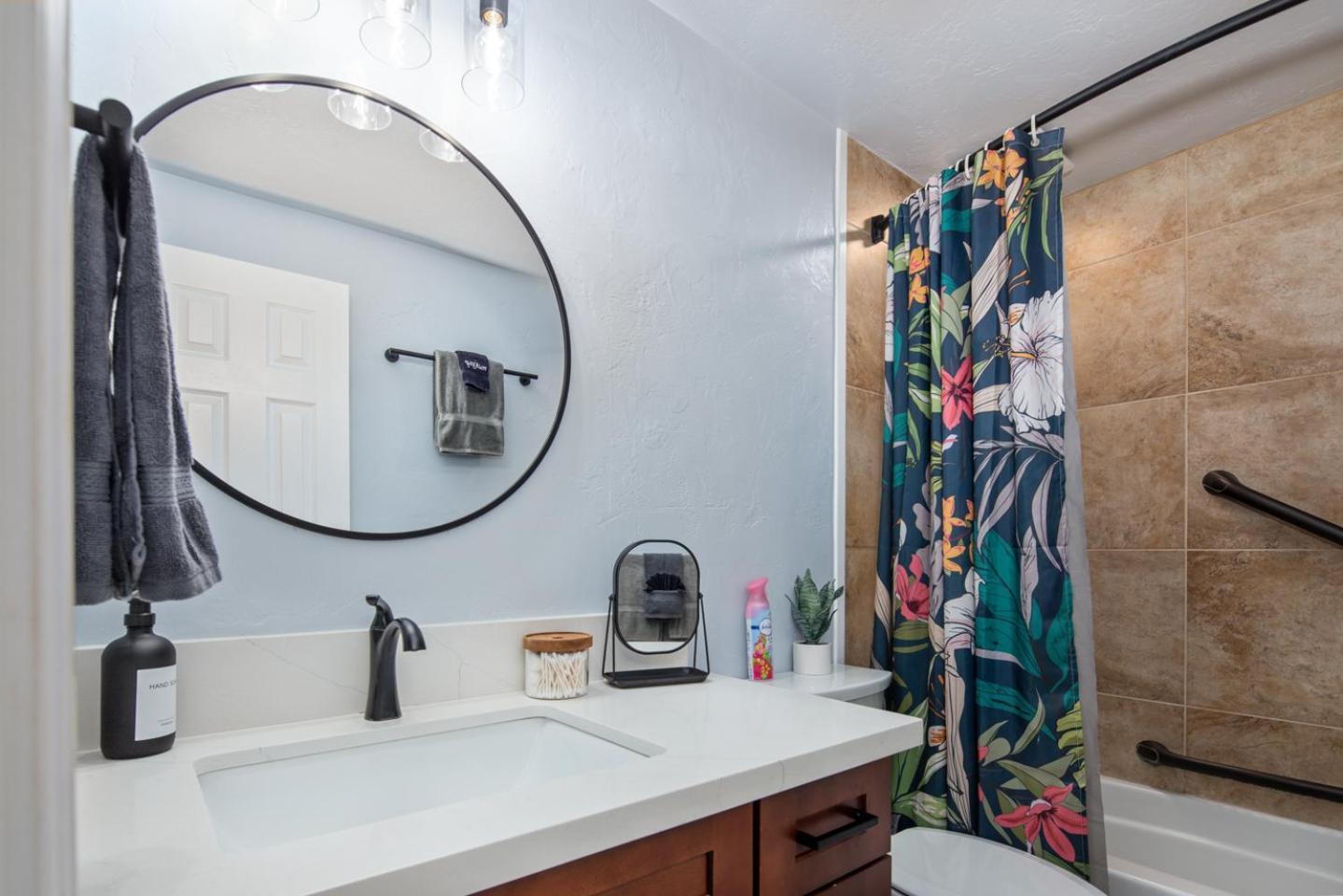 Ocean-front Penthouse, Sunsets, Whales, Surfers! Newly Remodeled! *