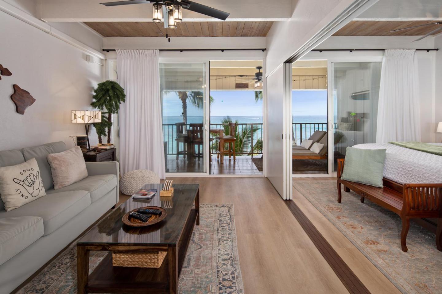 Ocean-front Penthouse, Sunsets, Whales, Surfers! Newly Remodeled!